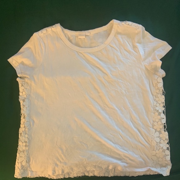 GAP white top with flower details on back - Picture 2 of 2